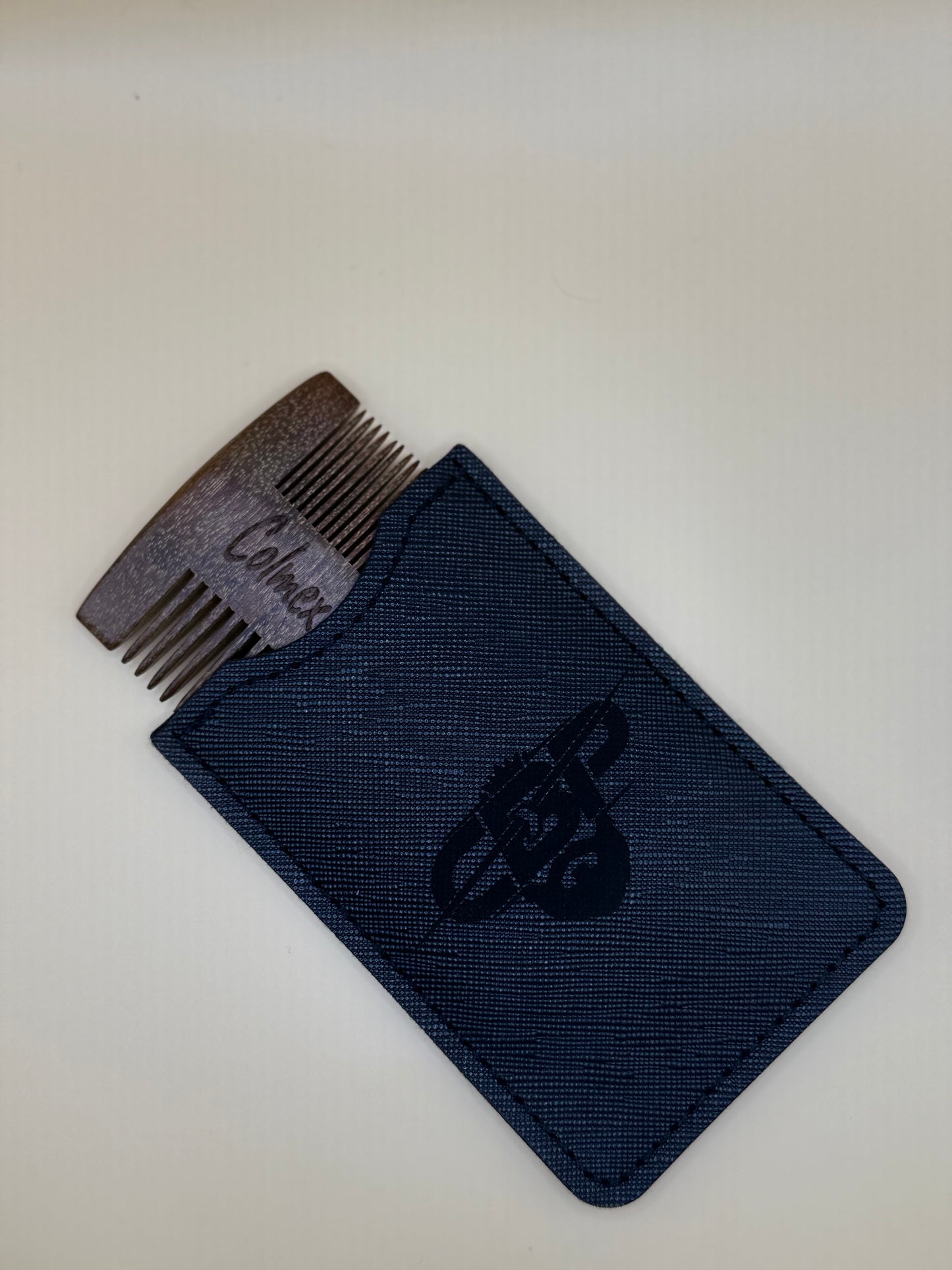 Peine de madera de sándalo para barba y bigote.