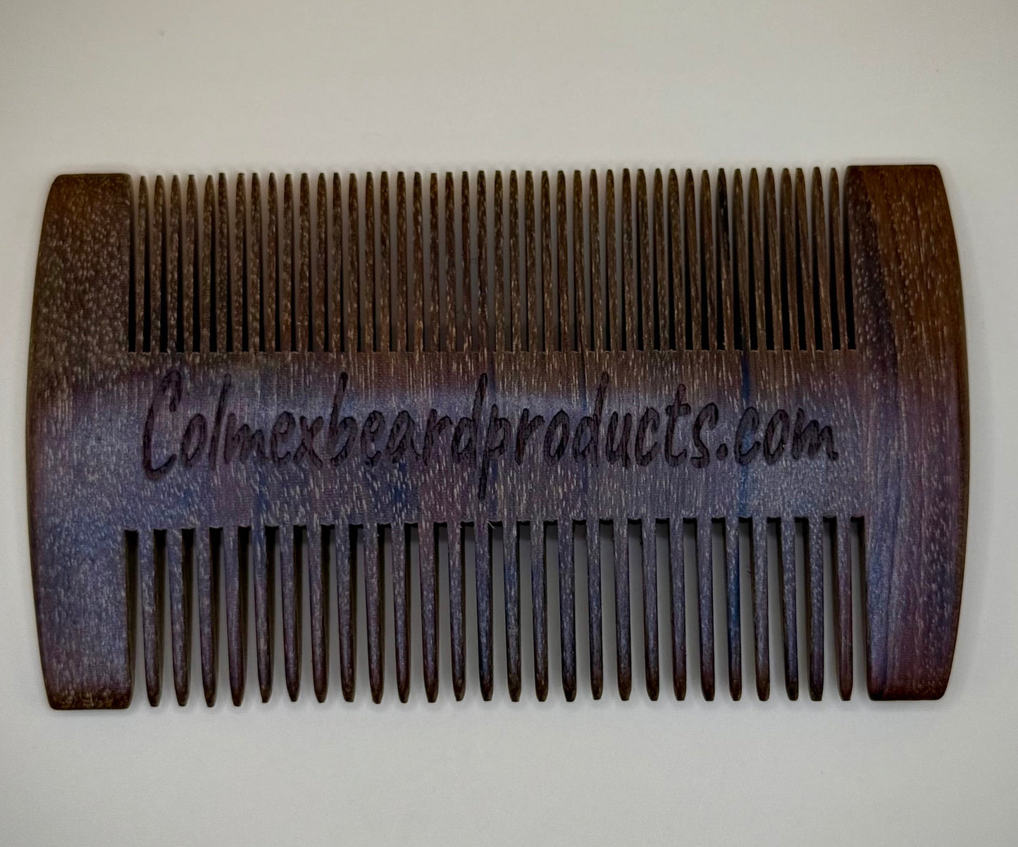 Peine de madera de sándalo para barba y bigote.