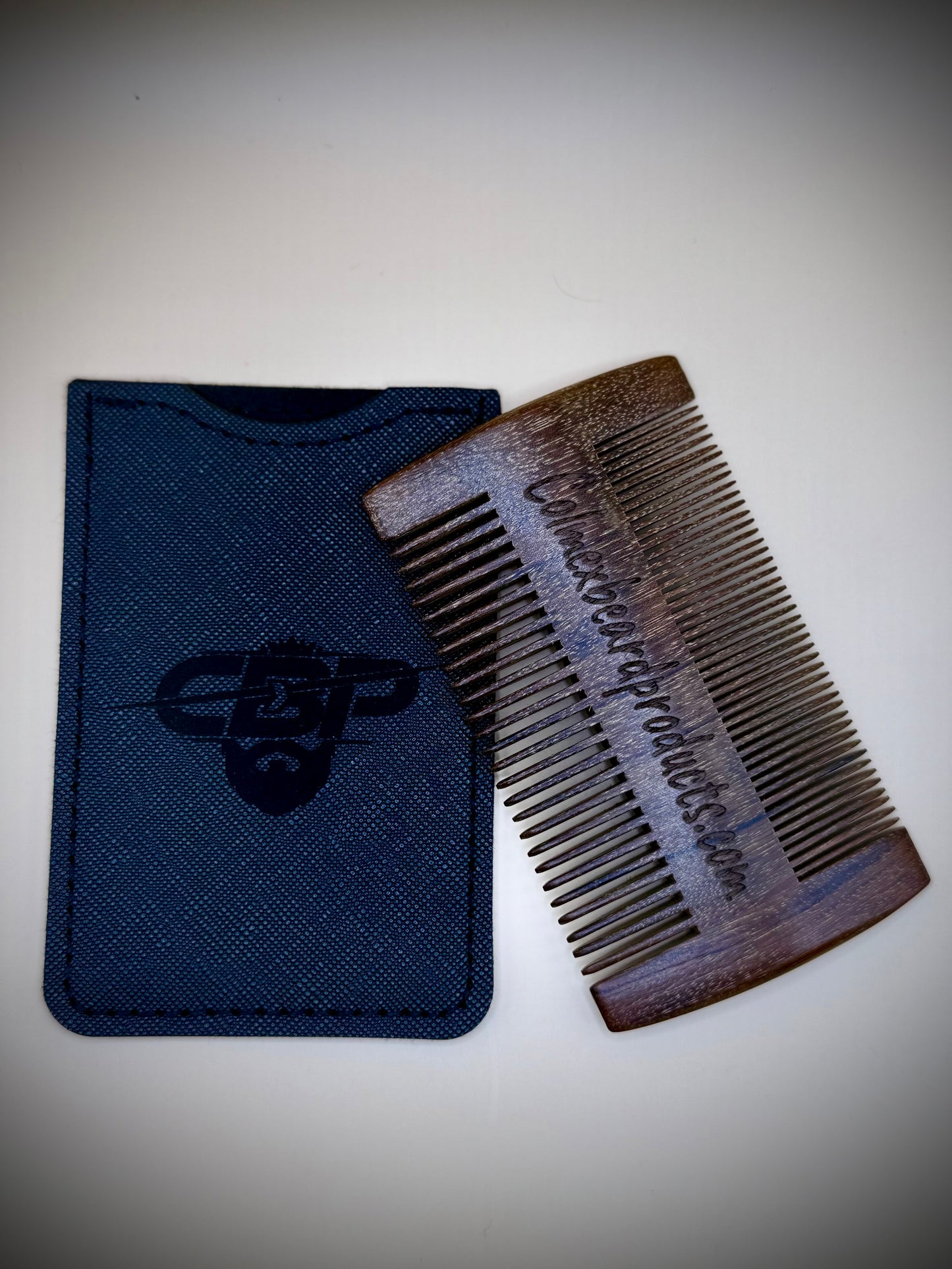 Peine de madera de sándalo para barba y bigote.