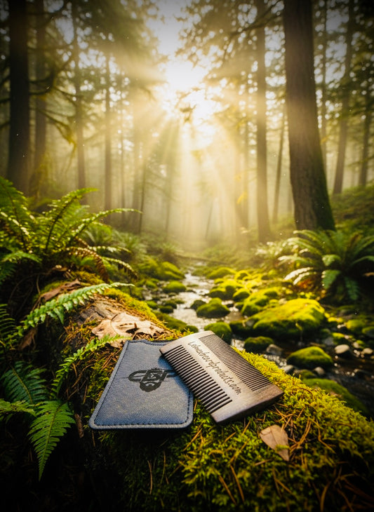 Peine de madera de sándalo para barba y bigote.