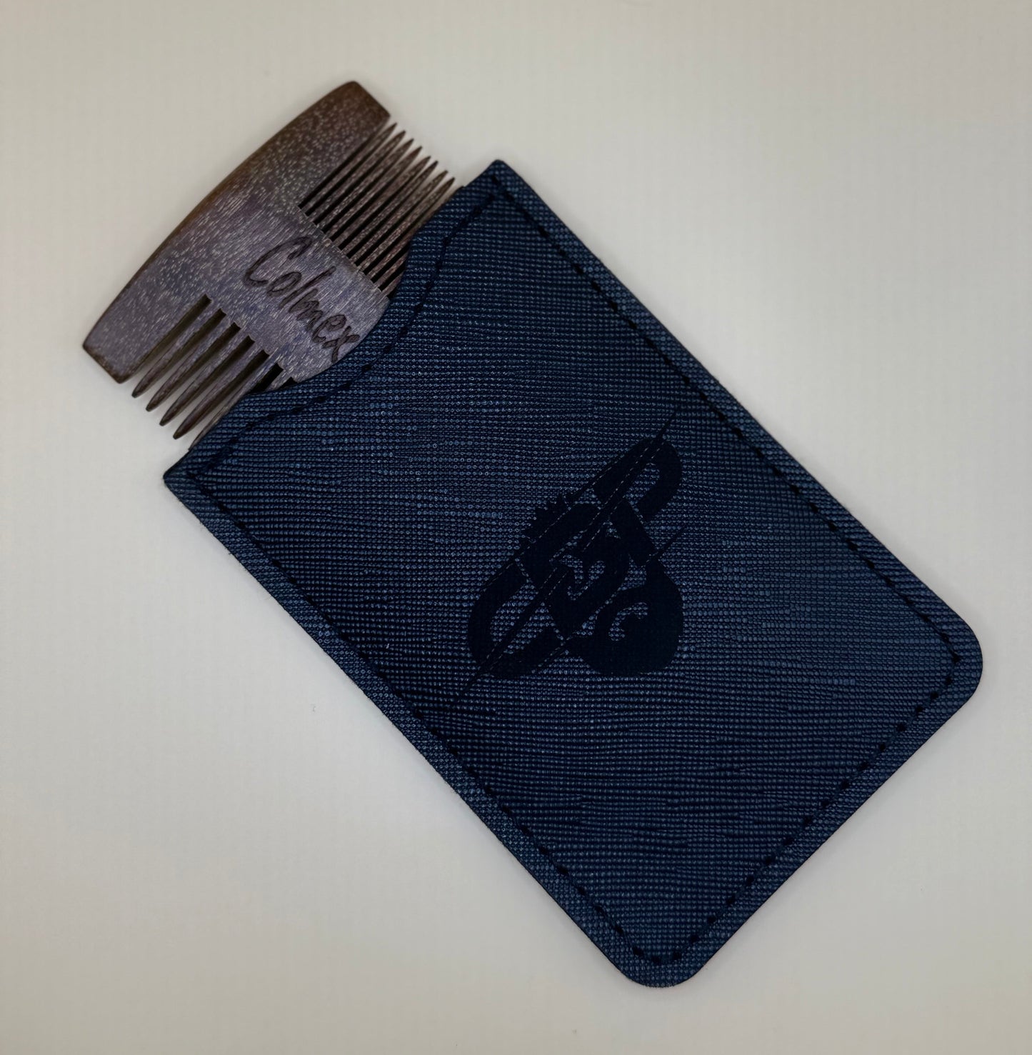 Peine de madera de sándalo para barba y bigote.